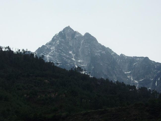この日は朝から曇り。日本で調べていたヒマラヤ地方の天気予報ではこの日から雨模様。当たってる…これからが本番だというのに…昨晩はよく晴れていましたが…