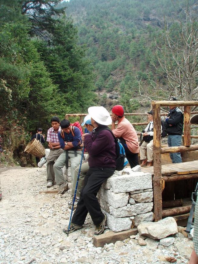 出発して５０分ほどで最初の休憩。くつろぐサーダーはじめシェルパたち。