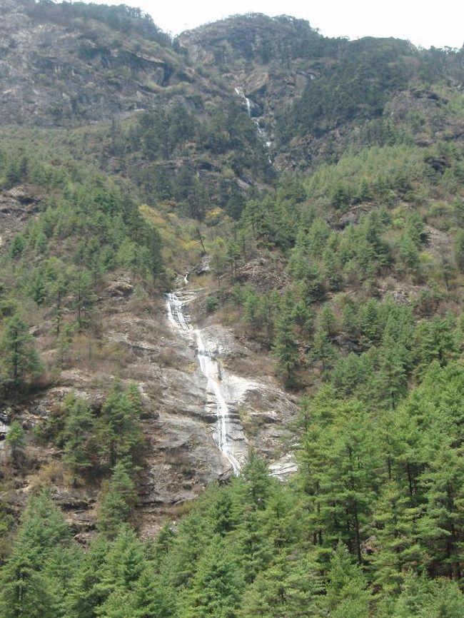 ジョルサレ・ダダで見た長大な滝。シェルパに滝の名前を聞きましたが、‘ゾルサラ’と聞こえました。