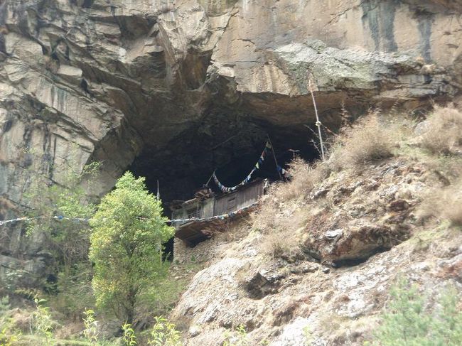 ドゥード・コシ対岸にあります。何か不明です。