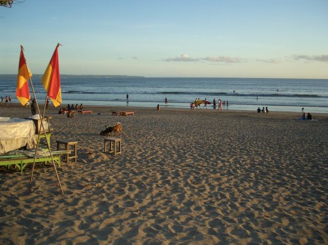 ビーチにも行きました。<br />クタのビーチは犬が多くて波が高くて････。<br />物売りもそこそこいました。<br />今は暇なシーズンだから結構しつこかった。<br />