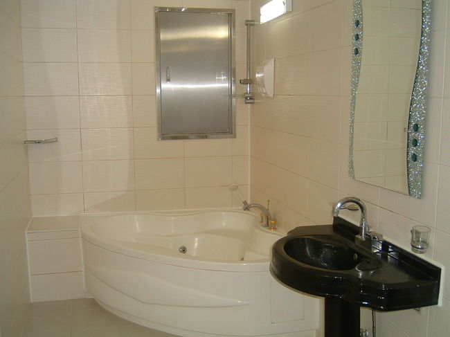 ま、お風呂は変形で、ジャグジーつき、ひろーい！でした。