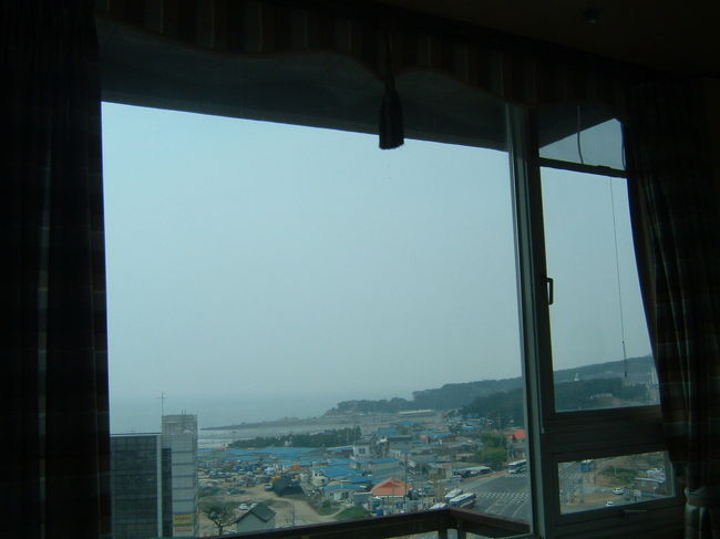 　部屋の大きな窓からは、海が見えます。