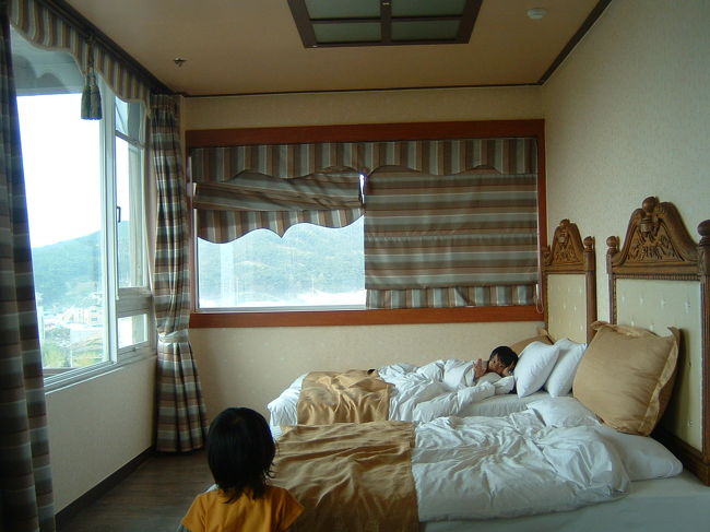 　ベッドはキングサイズが２ヶ。枕もキングサイズが５ヶ。ね、王様の寝室みたいでしょう？ひつこいか。