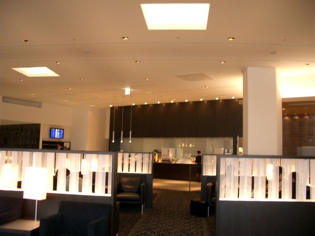 チェックインを済ませ、第五サテライトにある、<br />ＡＮＡのファーストクラスラウンジに入りました。<br /><br />ゆっくりしようと思っていると・・。<br />某北米Ｈ社の副社長とバッタリ、<br />何と同じ飛行機とのこと・・。<br />BP 「ファーストクラスに乗るのか？」<br />Mai「いえ、ビジネスですが、ラウンジだけ、<br />　　　　入れるので・・・」<br />BP 「ふーーん・・・」<br />