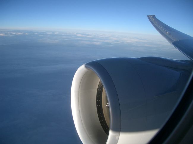 雲の上に出ました。<br />空がまぶしい！<br />