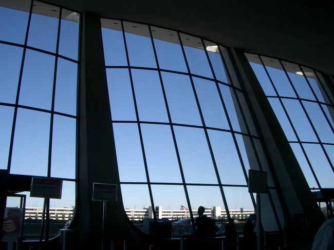 ワシントンDCのダレス国際空港です。<br />建物としてとても美しい・・。