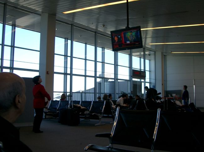 ワシントンDCの空港のデトロイト行きの搭乗口です。<br />搭乗時間も近いというのに、飛行機がスポットに着いていません。。イヤな予感が・・。<br /><br />程なくして、アナウンスが入ります。<br />デトロイトは雪。<br />到着便が１時間遅れとなるとのこと・・。<br />うーーーん。予感的中。<br />