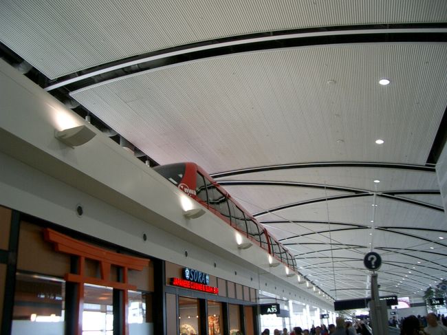 空港の中を、電車が走っています。