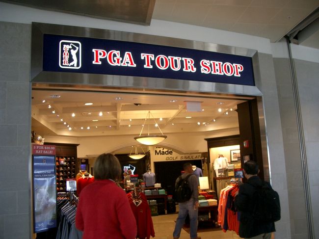 空港の中に、ゴルフのＰＧＡショップもありました。<br /><br />さっそくベストを買いました！