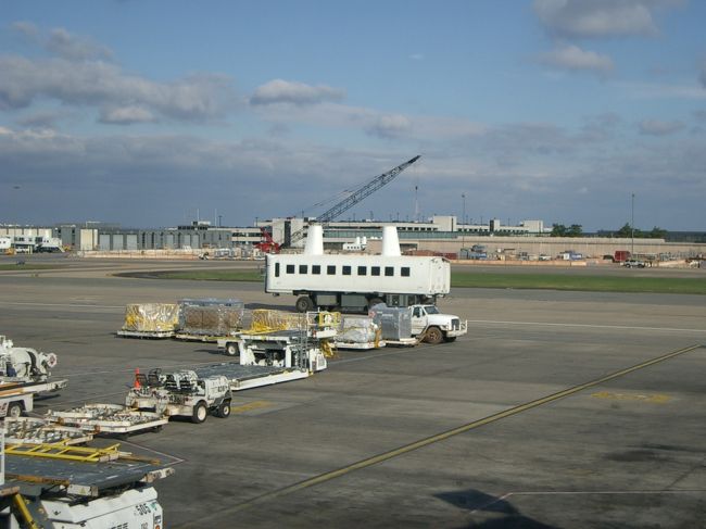 ワシントンDCの空港では、<br />ターミナル間をこんな乗り物で移動します。<br />世界中でここだけかも。