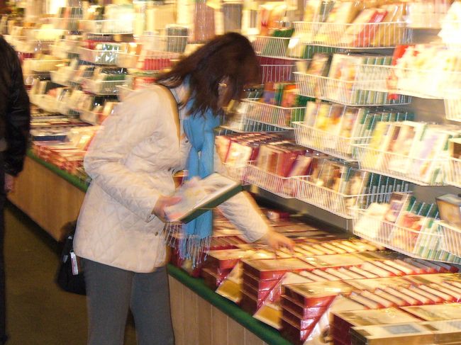 クリスマスカードだけでも、<br />こんなに売られています。<br />Maiもいくつか購入しました。