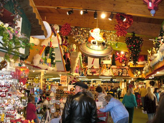 ここでは、歩いて３０分ほどの広い店内に、<br />オーナーが世界中から集めた<br />クリスマス関連のグッズが売られています。<br />