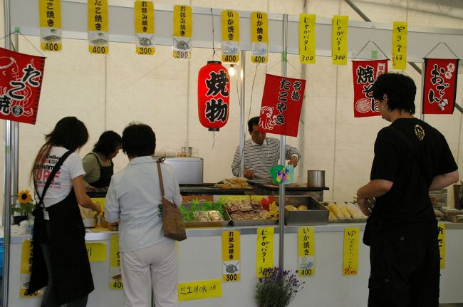 こちらもハーブフェスティバルに、負けず劣らず繁盛しておりました。たこ焼きおいしそう〜。
