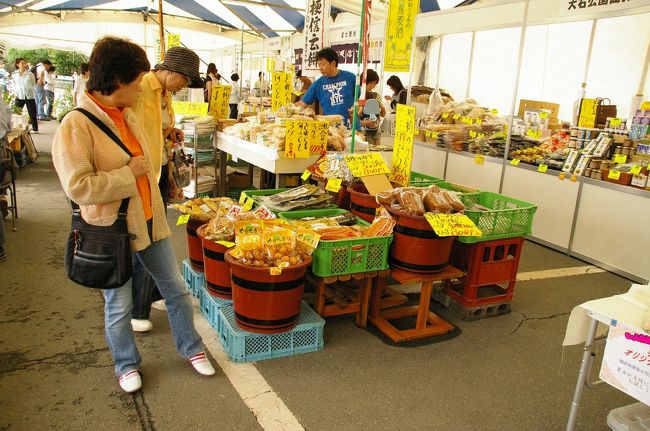 お土産もいっぱい。<br /><br />すぐ側にあるおみやげ物屋さんは、<br />ものすごく混雑しておりました。<br />行列が出来ていたブルーベリーアイス<br />泣く泣く諦めました（涙）
