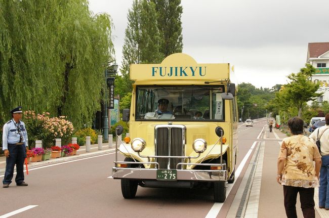 場所は変わって、河口湖ハーブ館前。<br />可愛いレトロバスが停まっておりました。<br /><br />ハーブ館HP<br />http://www.fuji-net.co.jp/SOGO/herb.html<br />グッズもたくさん販売しているし、体験教室もあるようなのですが・・・<br />ものすごい混雑だったので、早々に退散しました。<br />