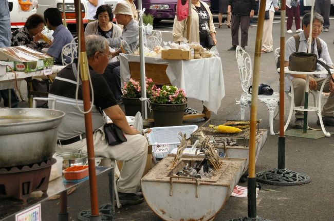 ハーブ館お向かいの駐車場。<br />川魚に焼きトウモロコシ。<br />今日は我慢、我慢。<br />