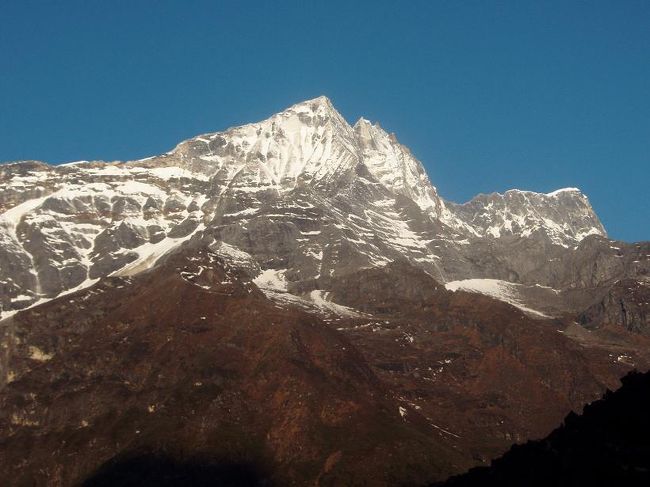 雲ひとつない快晴です。目の前には朝日を受けたコンデリが聳えています。
