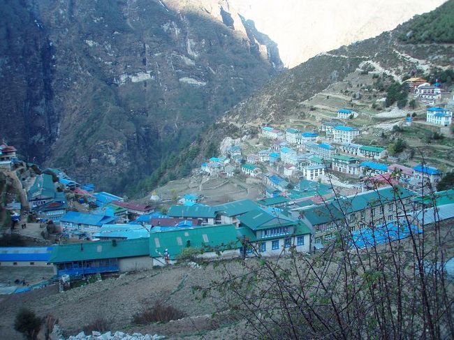 ６時に出発。この時期は気温が上がると雲が出るので、できる限り早く出発しなければなりません。ロッジを出てすぐに登りになります。ナムチェバザールが一望できます。