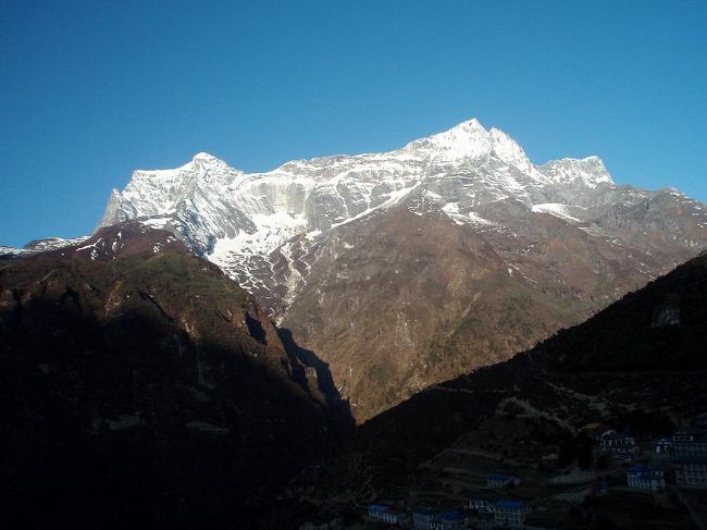 ナムチェバザールを見下ろすコンデリ。