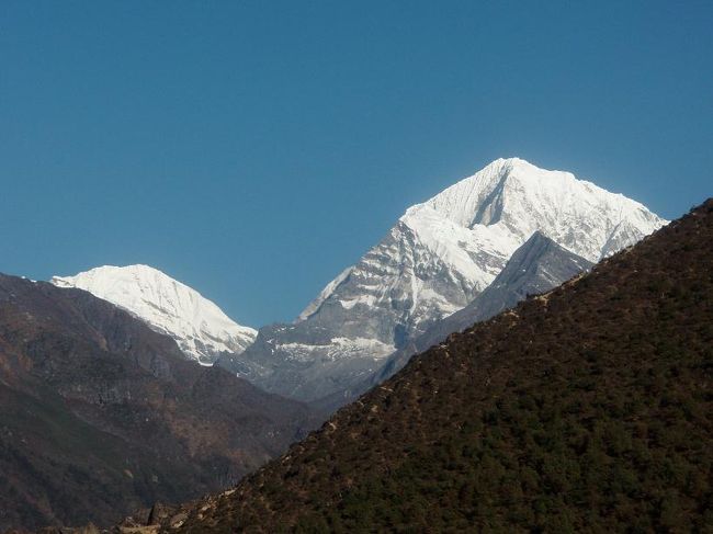 左の山はパルチャモ（標高６２７３ｍ）だと思います。