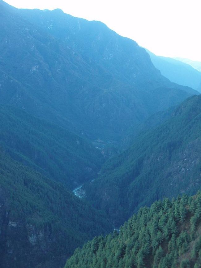 遥か下を流れるドゥード・コシ。