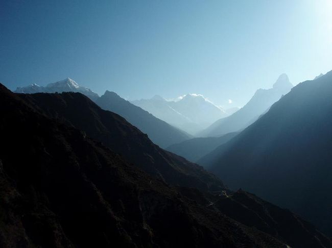 ロッジを出て１時間弱、ようやくエヴェレストが見えるポイントに来ました。快晴ですが、５月は春霞で仕方ないとのことです。この時期ではこれ以上は望めないほどの展望です。