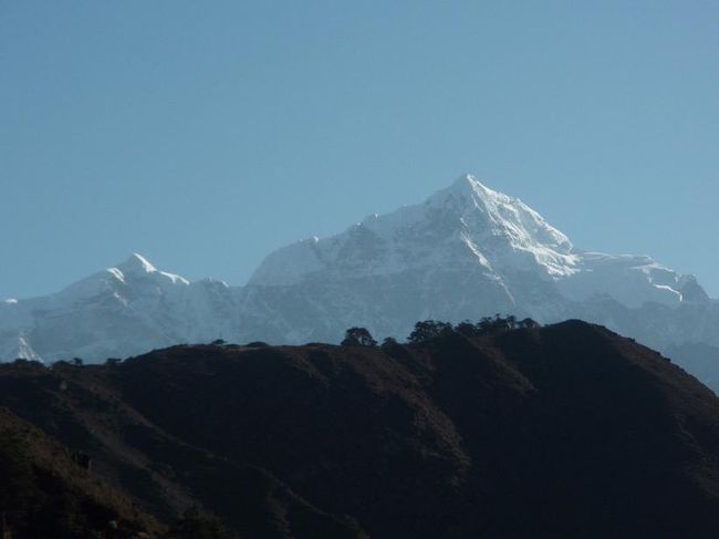 前の写真の左のズーム。左奥のピークがチョラツェ（６４４０ｍ）、右がタウツェ（６４５２ｍ）です。