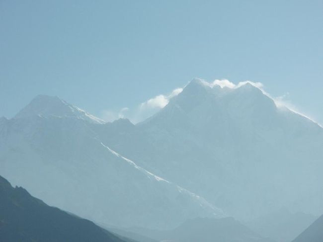 左がエヴェレスト、その前ののこぎりの刃のようなヌプツェ（７８５５ｍ）、右が世界第４位のローツェ（８５１６ｍ）。