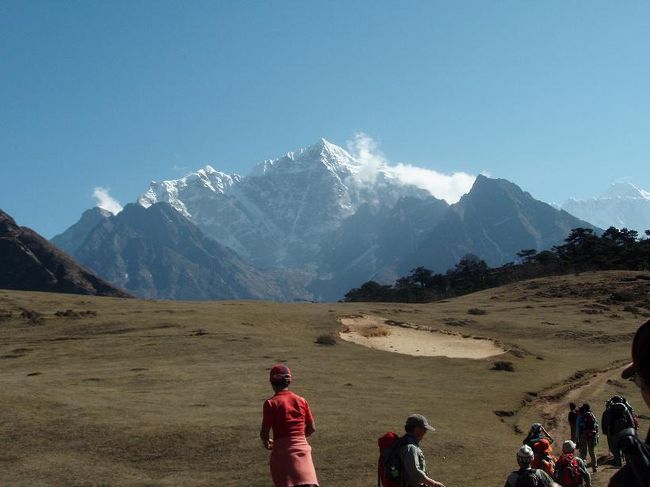 シャンボチェの丘からタウツェとチョラツェ。この風景はガイドブックなどでよく見ます。