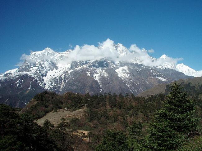 シャンボチェの丘から見たコンデリ。ロッジを出て２時間１５分。もう雲が出てきました。早くエヴェレストビューホテルからの展望を見たい…
