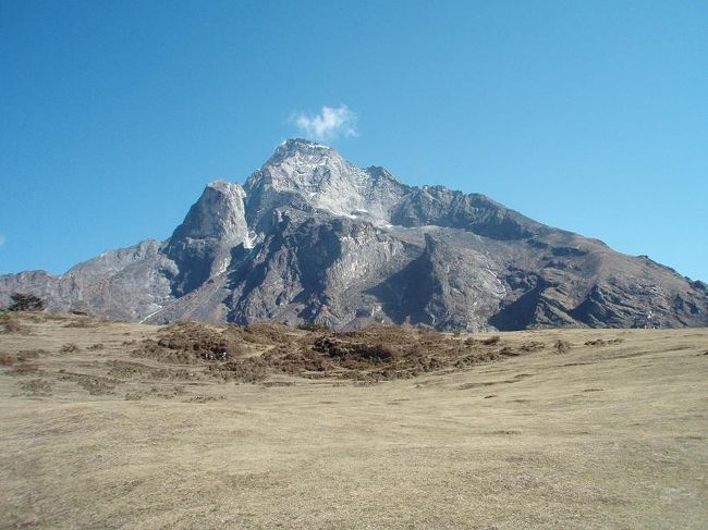シャンボチェの丘からクンビラ。