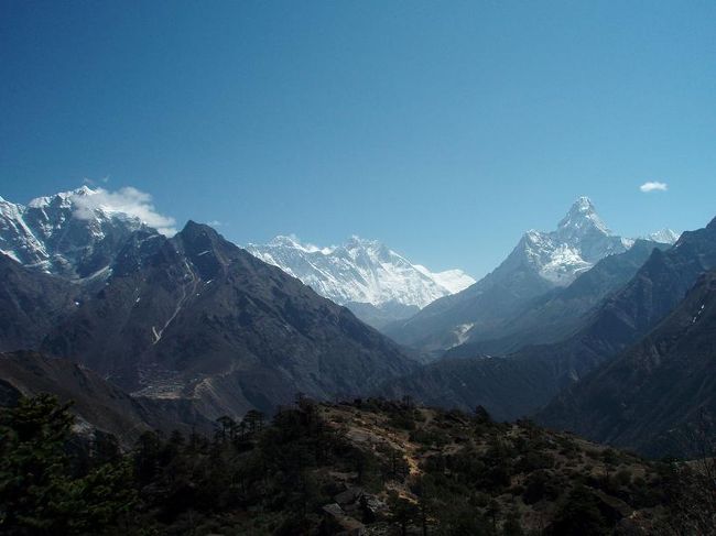 ホテル・エヴェレストビューのテラスからはエヴェレスト、ローツェ、ヌプツェ、アマダブラムなどの名峰が一望できます。まさしく世界最高の展望台です。