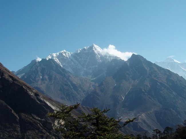 チョラツェ（６４４０ｍ）とタウツェ（６４５２ｍ）。