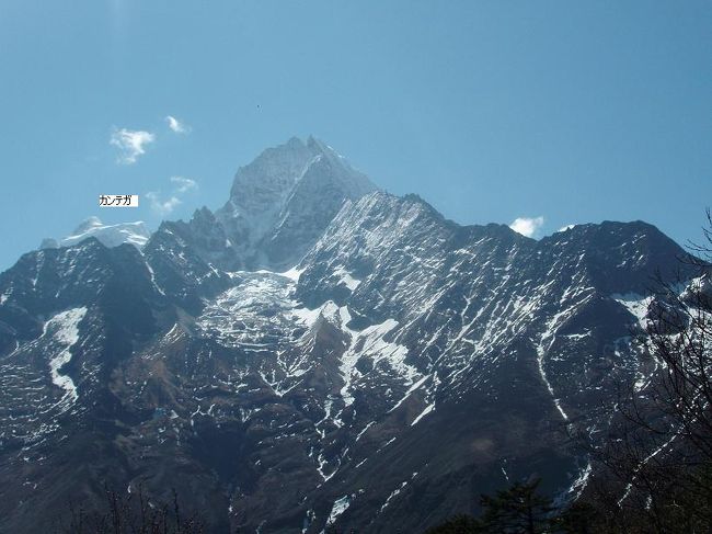 タムセルクの後にピーク部分だけがわずかに見えるカンテガ（６７７９ｍ）。
