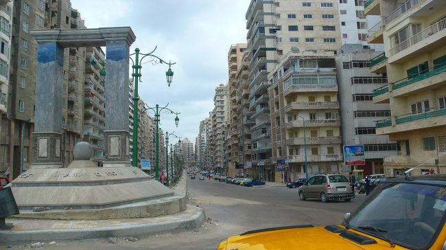 ホテルはモンタザ宮殿の近く。<br />とりあえずチェックイン後、町歩きに出ました。