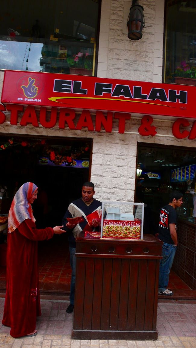 お昼ごはんをここで。<br />ピザ。<br />とてもおいしかったです。