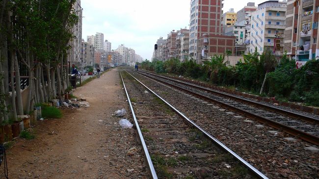 駅はずっと遠くでした。