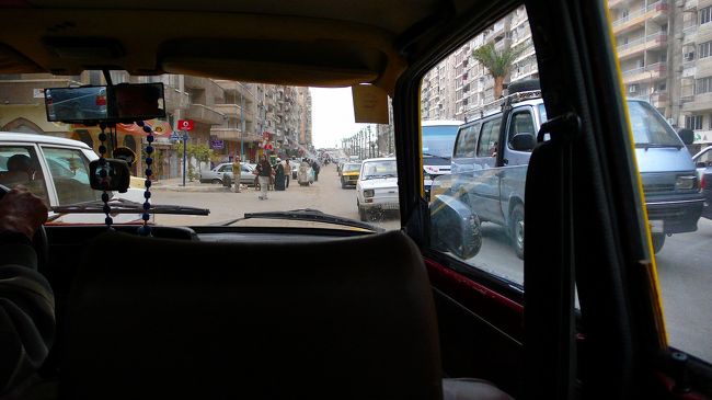 仕方ないのでタクシーでオラービ広場に向かいました。