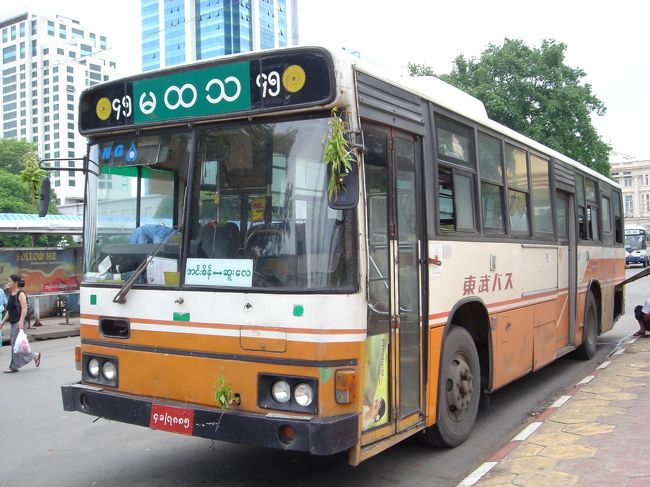 中古の日本製のバスが､ガンガン走ってた。<br />ここまで使い込まれるとバスも本望だと思う。<br />韓国製のバスも多かった。<br />バスの入り口の方向を変えなくてもそのまま使えるのが<br />利点なのだろう。あと輸入のコストが安いのかもね。<br />