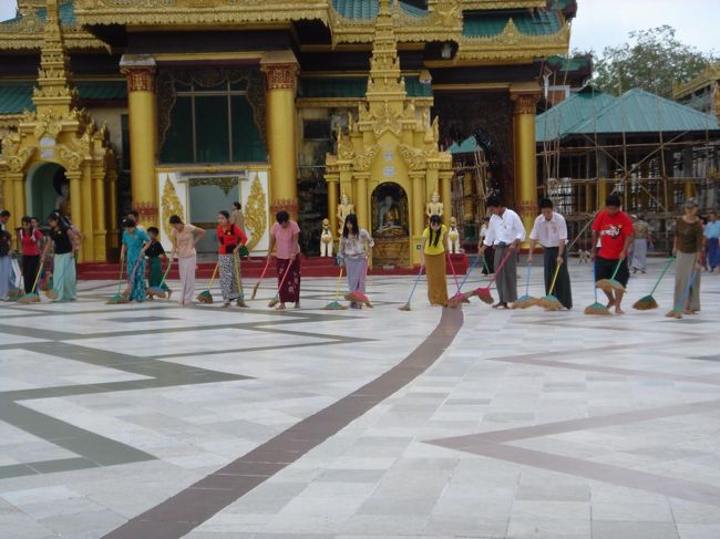 ヤンゴンのシュエダゴンパゴダ。<br /><br />入場料は5ドルのはずが<br />何故かK７５００といわれた。（6ドル）<br /><br />ぼってるか物価が上がってるのか不明です。<br />日本のお寺より高い拝観料じゃん。<br />チケットには5ドルって書いてあるんですけど。<br /><br />タクシーは町からK１２００。<br />いい人捕まえればそれくらいの値段だけど、<br />だいたいK1500って言われるかな。<br /><br />帰りは寺の外からタクシーにのるといい。<br />寺の中だと3ドルって言われるから（K3750）<br /><br />写真は掃除の様子。<br />皆で一列になって一気にほうきがけ。<br />こんなお掃除は楽しそうでいいな。