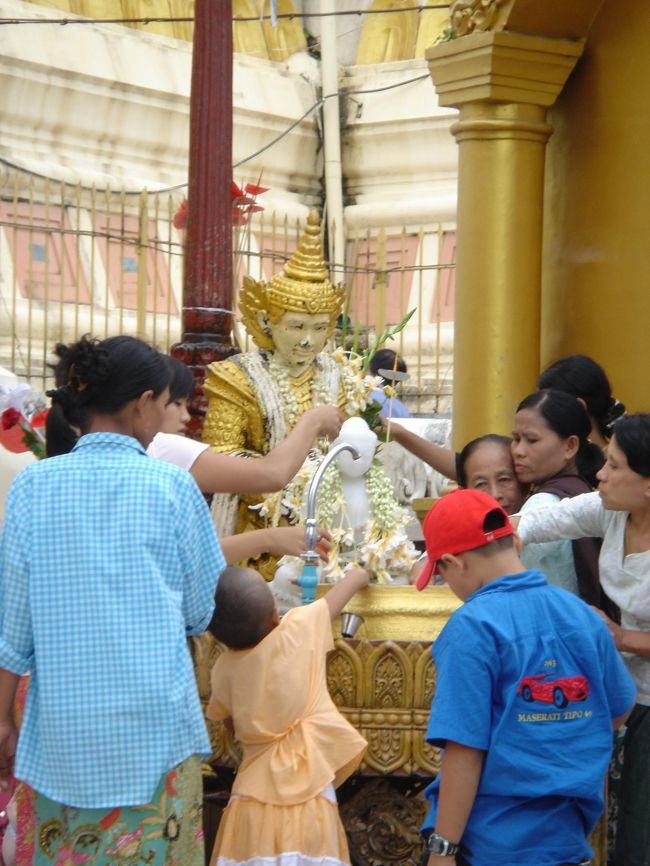 パゴダ内にはそれぞれ曜日の神様がいる。<br /><br />自分の生まれた曜日の神様にお祈りするのだ。<br />私は金曜日の神様。もぐら。モグラはビーナスだって<br />いってたけど、、、。ビーナスならもっと可愛いのいるじゃんね。
