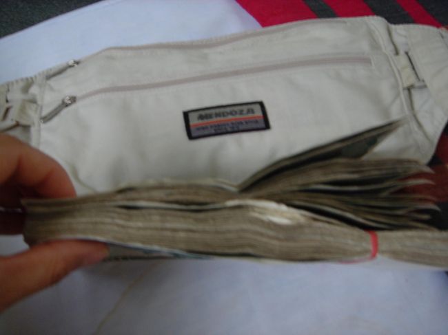 このときの闇レートは、1ドル1250チャット前後が相場。<br />ボーヂョ−アウンサンマーケット内で歩いてれば<br />向こうから声をかけてくる。<br /><br />なんとなくだけど､インド系のミャンマー人との闇チェンは、レートが少し悪い気がする。<br />ものすごくレートがいいときもあるけど、怪しい。<br /><br />これは100ドル札を両替。<br />お財布に入りません！でかいし､重い！