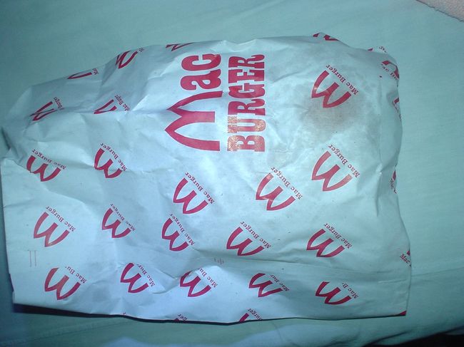 ミャンマー人は、パクリ大好き。<br /><br />MCバーガーです。マックではありません。<br />店舗もマックに似てますが・・・。