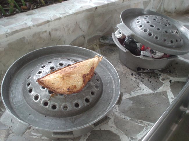 これは､ミャンマーのトースター。<br />炭で焼きます。