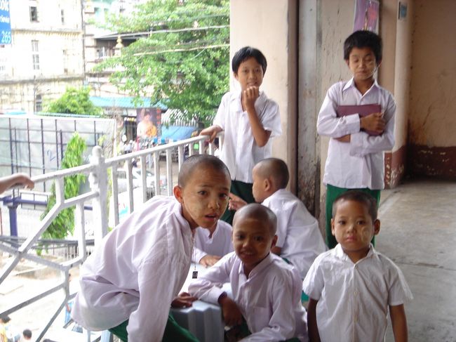 ヤンゴンのボーヂョ−マーケットにて。<br /><br />下が緑で上が白って、制服なんだって。