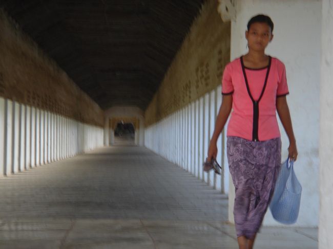 バガン！<br /><br />この町は最高でした。<br />ヤンゴンからバスで16時間<br />K１６０００（多分もっと安いはず）<br /><br />バガンは入り口で外国人は10ドル払う。<br />バガン内では、その後､パゴダの入場料は払わなくてもいいという、いいシステムだ。