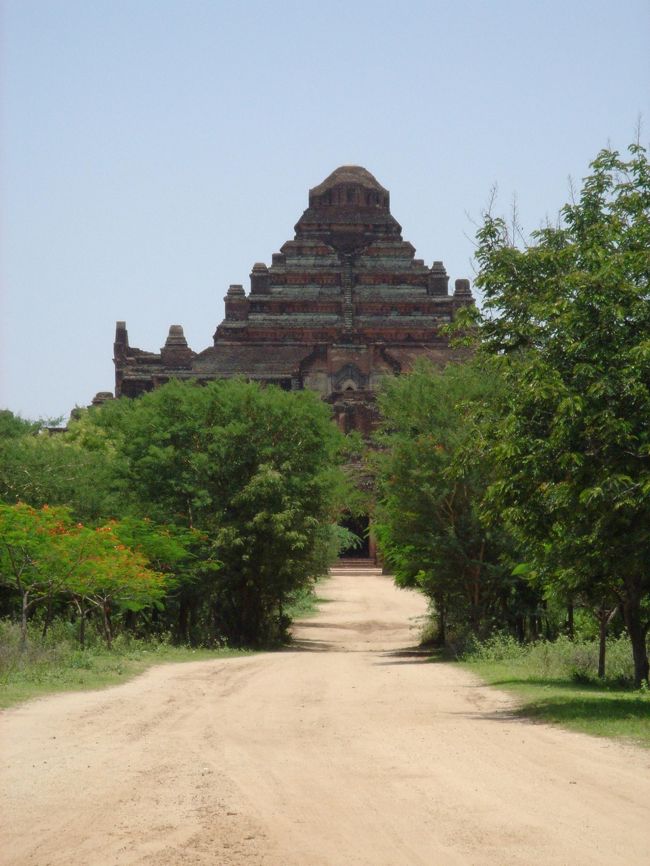 一番のお気に入り。<br /><br />ダマヤッヂーパゴダ<br /><br />自転車でミャンウーから、30分位こいだよ。<br />自転車は一日にK１０００で借りれた。<br /><br />アナダパゴダみたいにお土産屋が頑張ってないし､<br />人も少なくて、しかもパゴダ自体になんか力があった。
