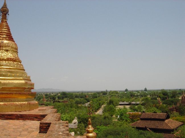 パゴダに登れた！<br /><br />でもお寺内は裸足でしょ？（土足禁止）<br />床がガンガン熱せられてます！<br />大理石でも熱くて熱くて！<br />一番ヤバイ時間に行ってしまいました。<br /><br /><br />ミャンマー人もヒッヒッ言いながら走ってた。<br />大理石の床が熱過ぎて､歩いていると､足の裏が焼けどするのです。<br /><br />ビーサン持ってくればよかった！<br />暑いこの時間、人がいないので､ビーサンでもばれない！<br />いや、罰当たりだね。<br />そんぐらい、あちかった。<br />