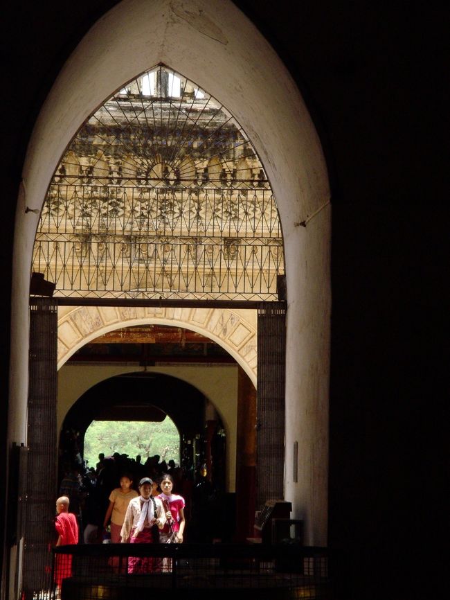 アナダパゴダにて